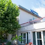 ホテル Logis & Restaurant Au Lion D'or 2*
