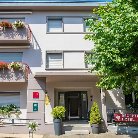 Logis & Restaurant Au Lion D'or 酒店 2*