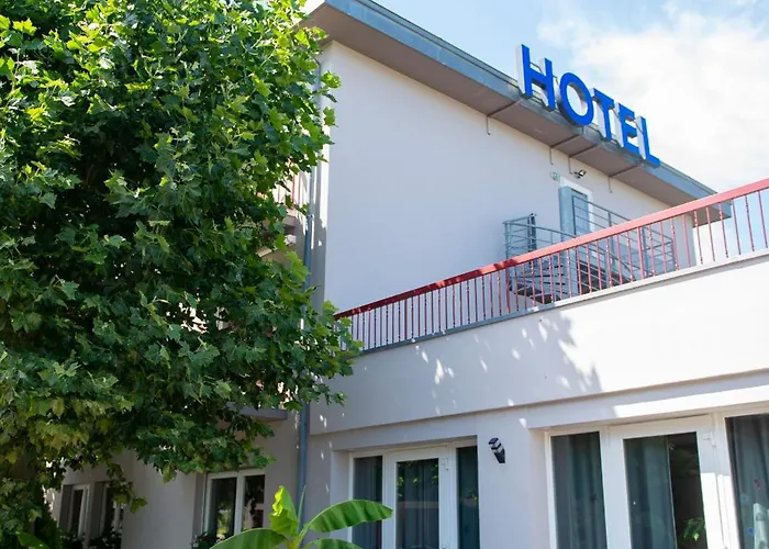 Hotel Logis & Restaurant Au Lion D'or 2*